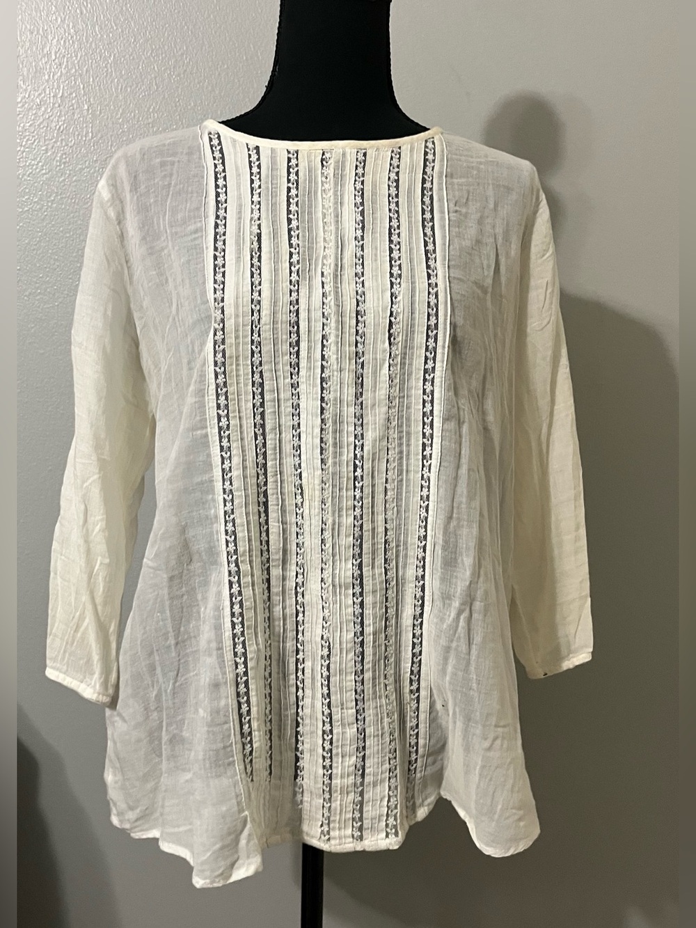 Mango cream cotton top with lace detail. Pre-Owned condition-good
